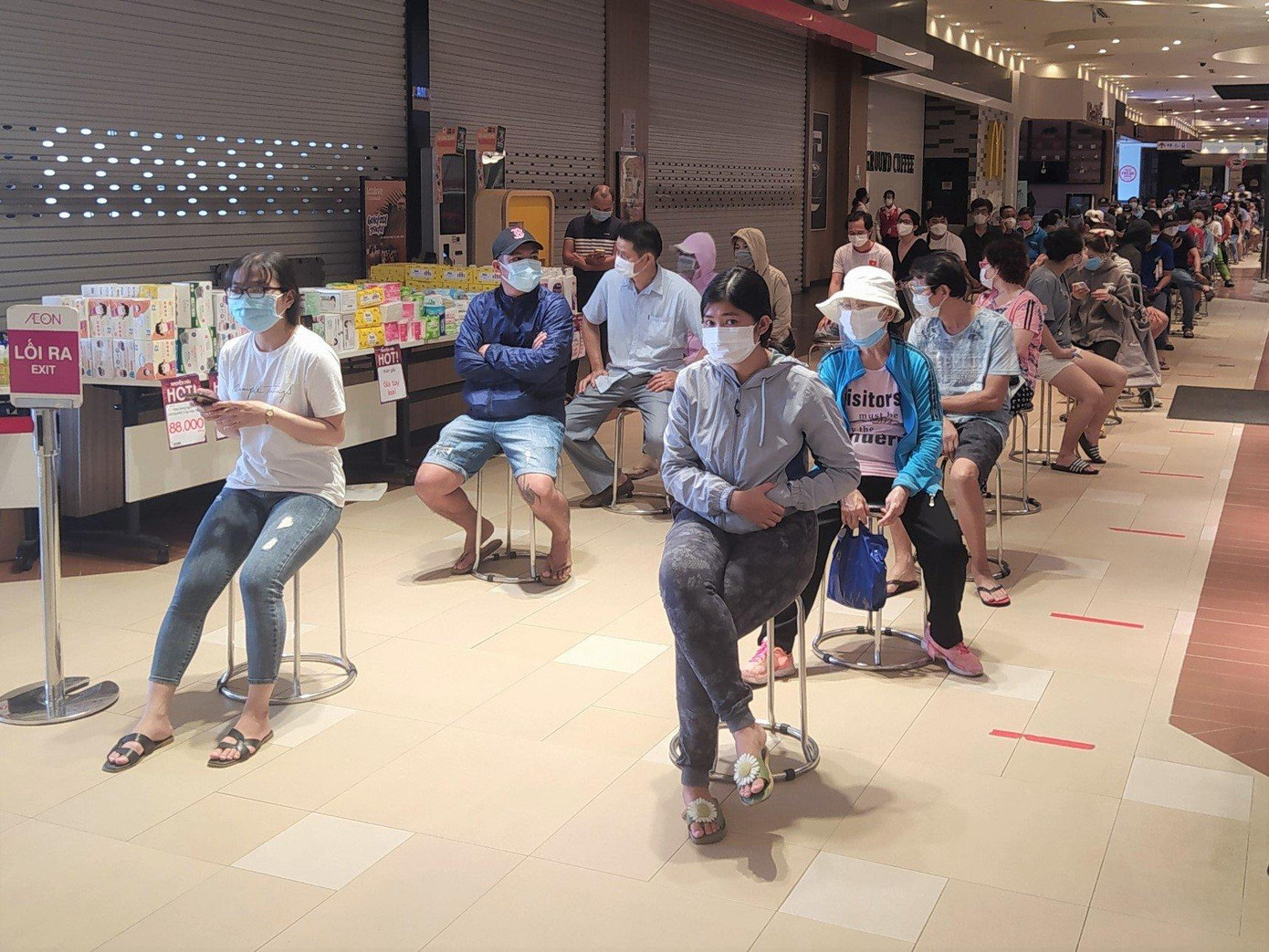 Ngay từ sáng sớm, khách đã xếp hàng vào siêu thị chờ đợi dù chưa đến giờ mở cửa