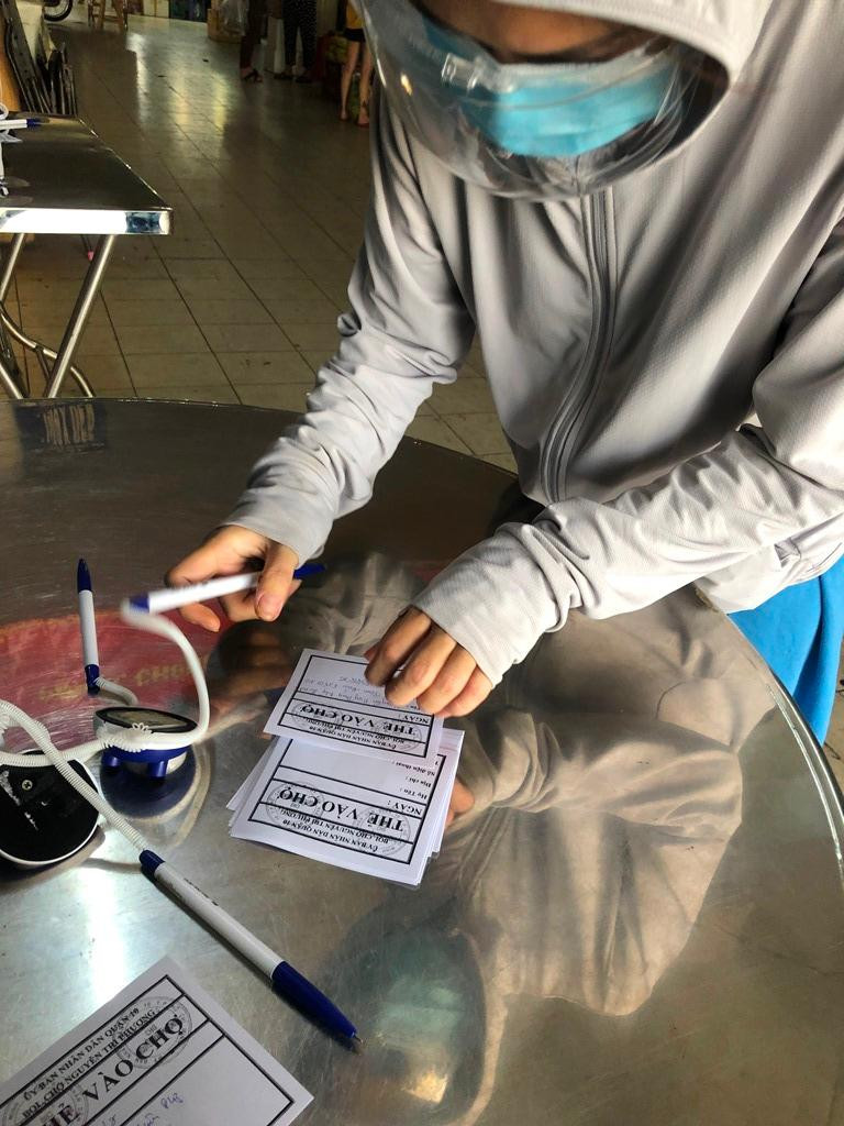 Mặc dù giá nhiều mặt hàng ở chợ dân sinh tăng cao, rau củ không được niêm yết giá rõ ràng nhưng vẫn nhiều người chọn đi chợ vì nhanh chóng, chọn mua được các loại thực phẩm theo nhu cầu.