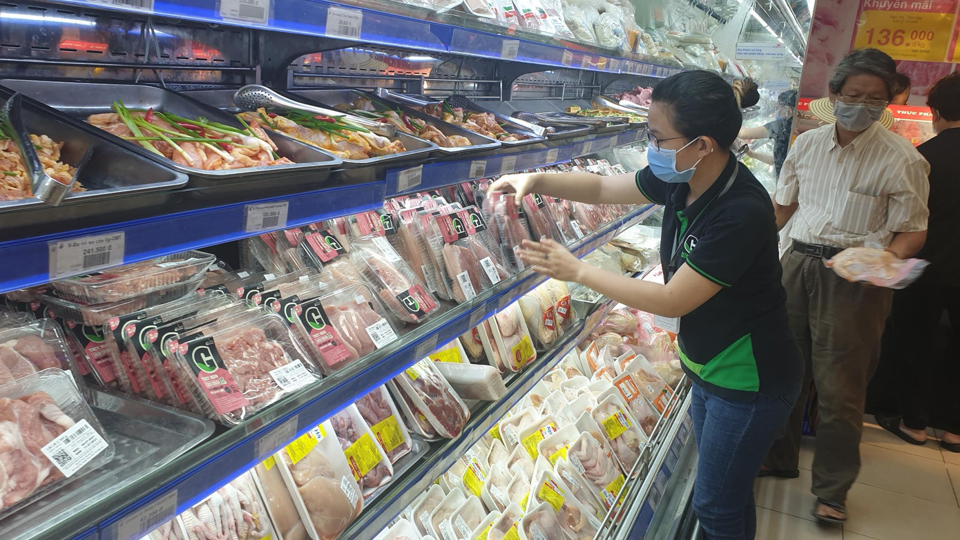 The một nhân viên siêu thị, hàng liên tục được bổ sung lên quầy kệ nhưng nhìn chung sức mua giảm mạnh so với 2-3 ngày trước đó, chưa có "cháy hàng" cục bộ. Riêng đồ khô như bún, miến, mì gói, gạo cũng đầy hàng. Thậm chí, siêu thị còn đóng bớt quầy thu ngân do ít khách. The một nhân viên siêu thị, hàng liên tục được bổ sung lên quầy kệ nhưng nhìn chung sức mua giảm mạnh so với 2-3 ngày trước đó, chưa có "cháy hàng" cục bộ. Riêng đồ khô như bún, miến, mì gói, gạo cũng đầy hàng. Thậm chí, siêu thị còn đóng bớt quầy thu ngân do ít khách.