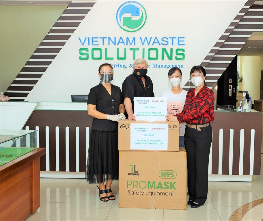 Công ty VWS tặng vật tư y tế hỗ trợ công tác phòng chống COVID-19 cho Quận ủy quận 1