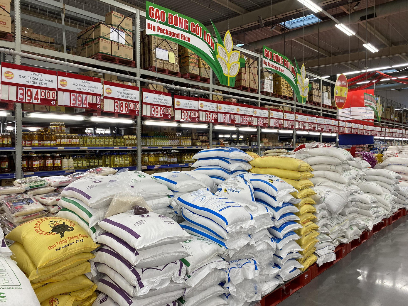 MM Mega Market Việt Nam cho biết, hệ thống siêu thị này đang đẩy mạnh phát triển giải pháp bán hàng trực tuyến. Cụ thể, khi đặt hàng trên trang MM Click &amp; Get (https://online.mmvietnam.com/) hoặc trên Zalo OA, nhân viên siêu thị sẽ gọi điện thoại xác nhận đơn hàng với khách trước khi giao. Ngoài ra, khách hàng cũng có thể gọi điện trực tiếp đến số hotline của trung tâm MM Mega Market gần nhất để được hỗ trợ đặt hàng.