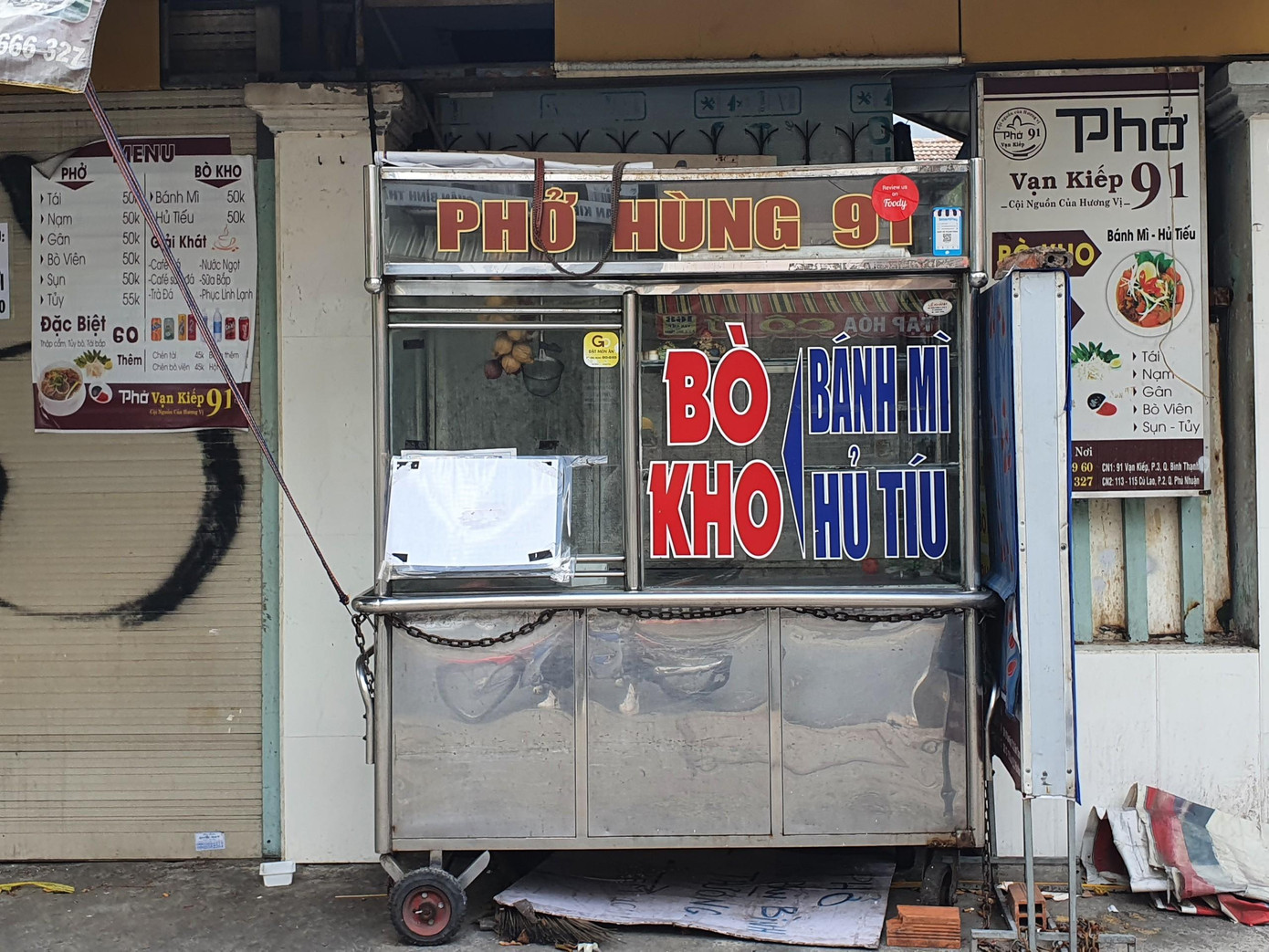 Khu ẩm thực của giới trẻ trên đường Vạn Kiếp (quận Bình Thạnh), hàng quán đóng cửa im lìm...