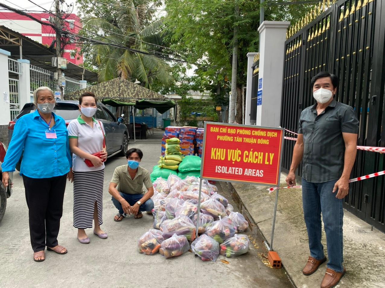 Đây đều là những phần quà do các Mạnh thường quân góp với bếp ăn Trung tâm Công tác xã hội thanh niên Thành phố, với tinh thần “không ai bị bỏ lại phía sau”. Đây đều là những phần quà do các Mạnh thường quân góp với bếp ăn Trung tâm Công tác xã hội thanh niên Thành phố, với tinh thần “không ai bị bỏ lại phía sau”.
