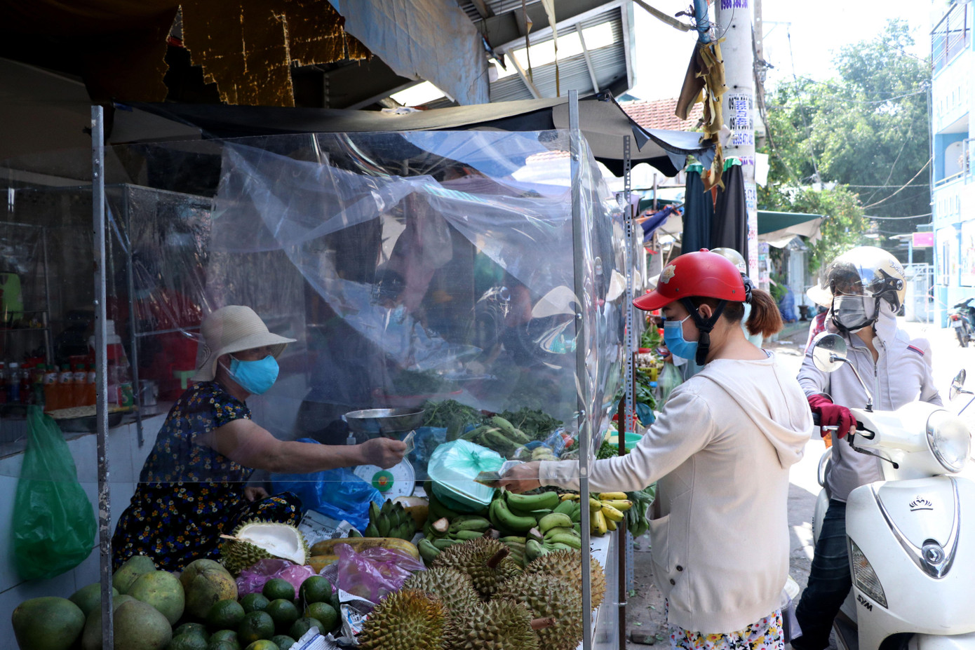 Một khu chợ tại Q.12 bán hàng qua bạt nhựa phòng COVID-19 (ảnh: Ngô Bình)