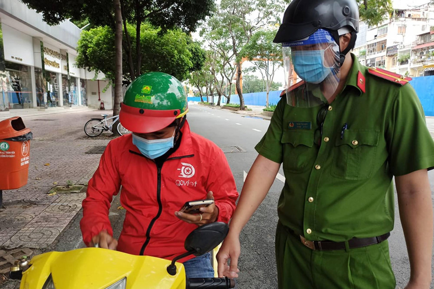 Shipper giao thực phẩm được kiểm soát gắt gao (ảnh: Ngô Bình) Shipper giao thực phẩm được kiểm soát gắt gao (ảnh: Ngô Bình)