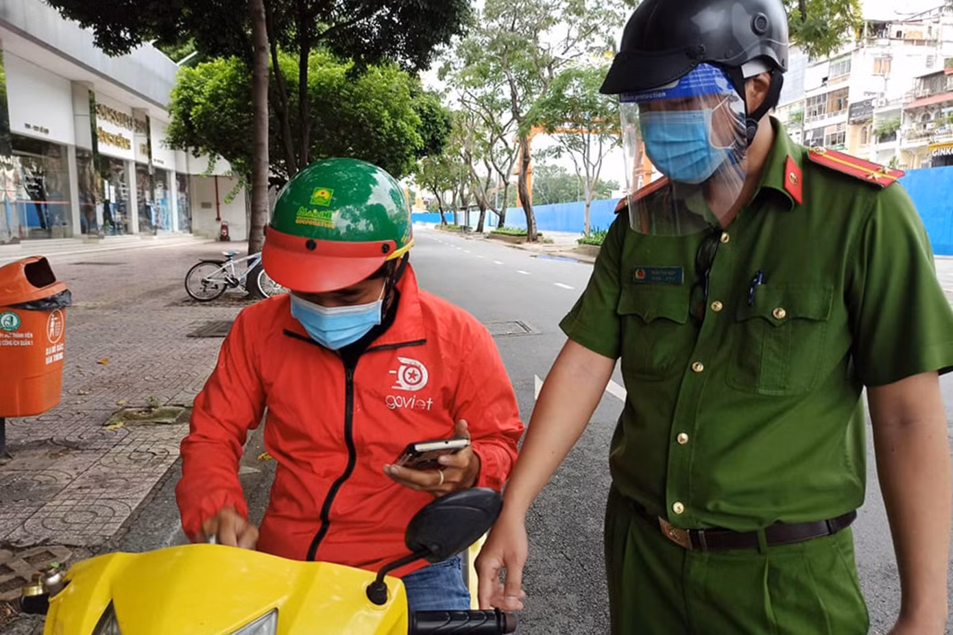 Shipper giao thực phẩm được kiểm soát gắt gao (ảnh: Ngô Bình)