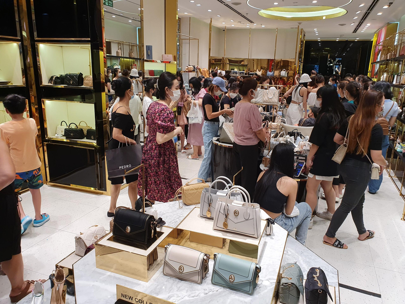 Càng về trưa và chiều, khách hàng đến mua sắm càng nhộn nhịp