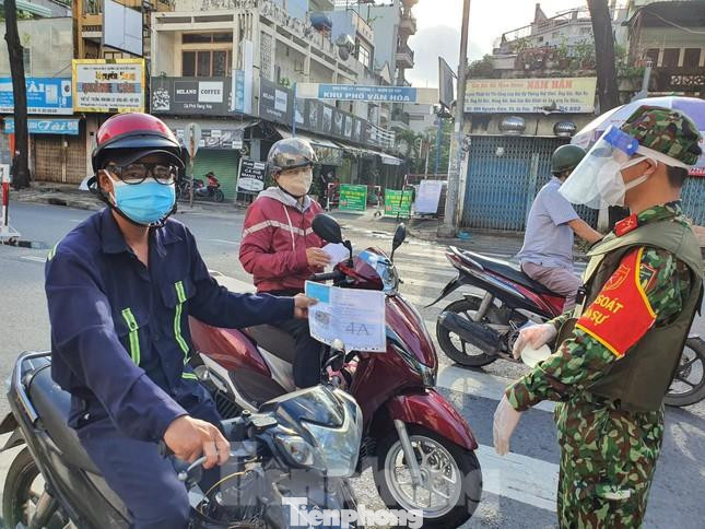 Cơ quan chức năng kiểm tra giấy đi đường của người dân (ảnh: Nguyễn Dũng)