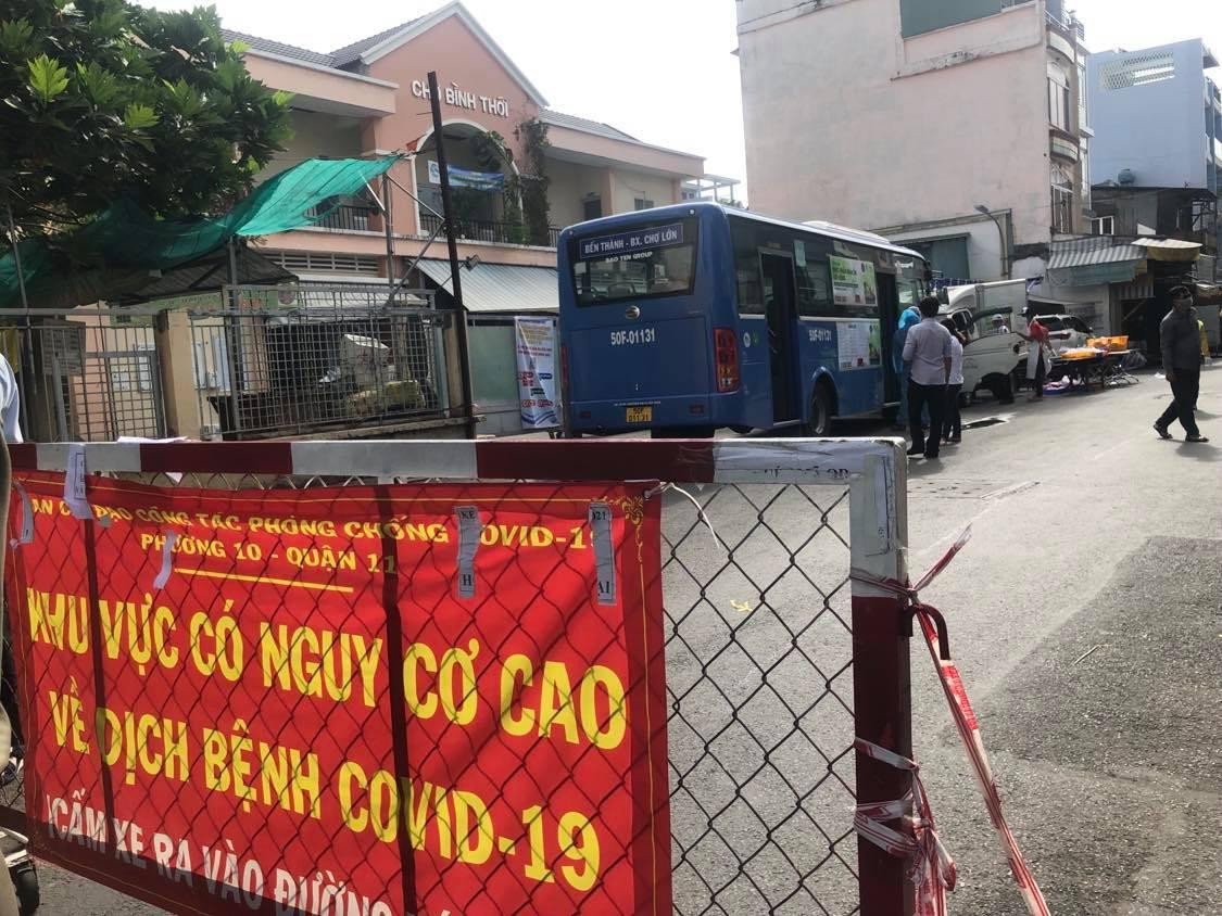 Xe bán hàng lưu động chỉ cho người có phiếu mua hàng đúng địa phương mới được vào Xe bán hàng lưu động chỉ cho người có phiếu mua hàng đúng địa phương mới được vào