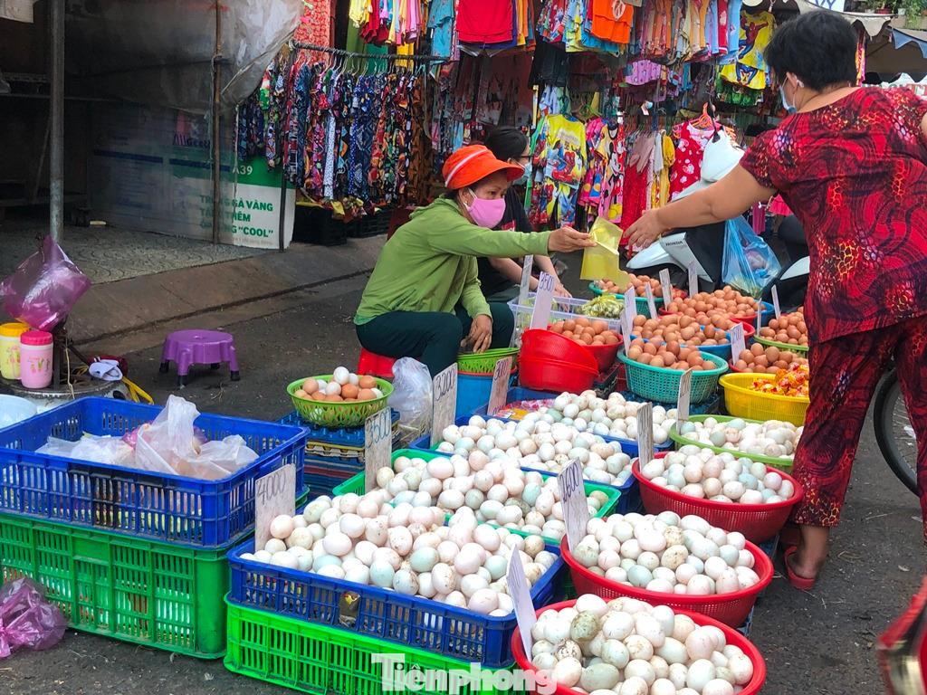 Trứng gà hiện có giá khá rẻ cũng được tiêu thụ mạnh