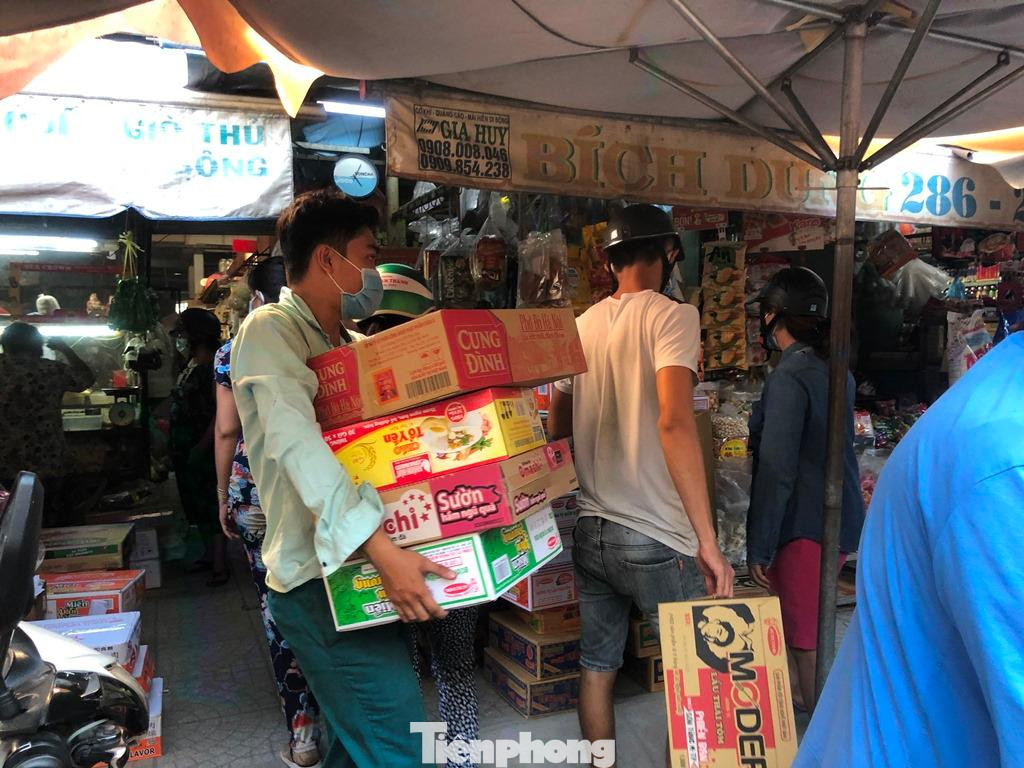 Các quầy thực phẩm khô cũng đắt hàng. Nhân viên liên tục lấy hàng từ kho đưa ra quầy sạp.