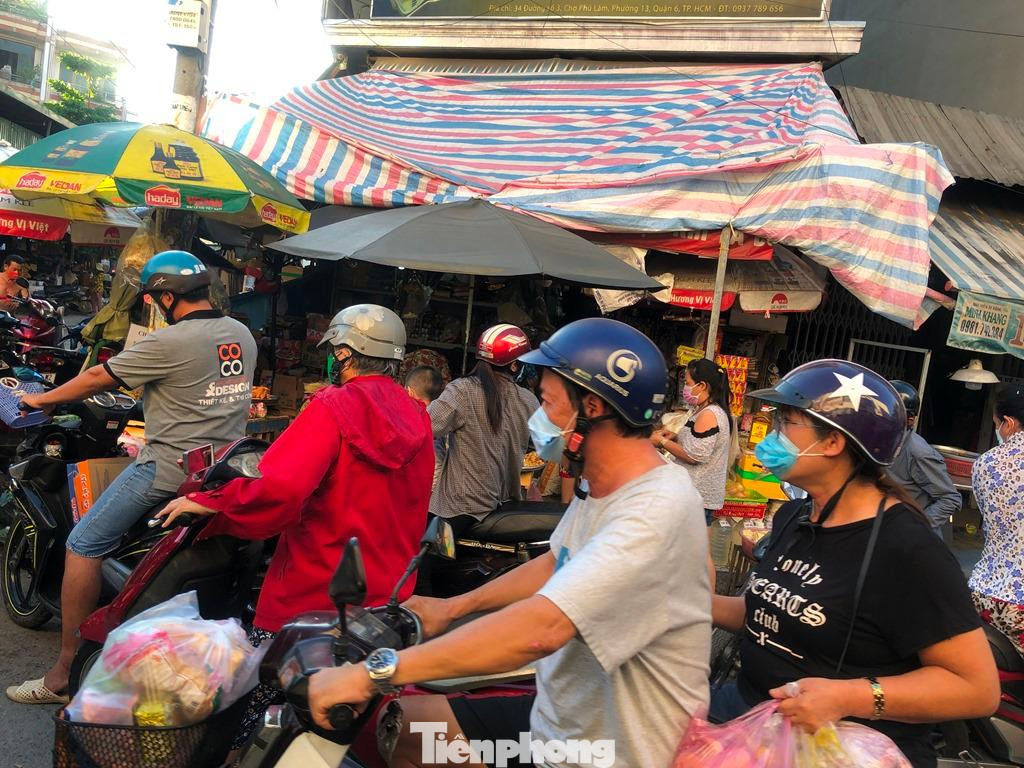 Chợ đông người, hàng hóa tiêu thụ khá nhanh chóng.