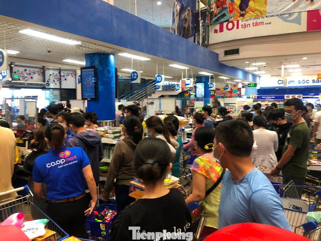 "Người dân cần bình tĩnh vì khi thực hiện giãn cách xã hội chúng ta vẫn được đi ra khỏi nhà khi có việc cần thiết như mua thức ăn, cấp cứu... Do đó không cần thiết đổ xô đi chợ, siêu thị ngay trong chiều nay. Lượng hàng hóa sẽ được cung cấp đầy đủ trong thời gian giãn cách" - ông Dũng lưu ý.