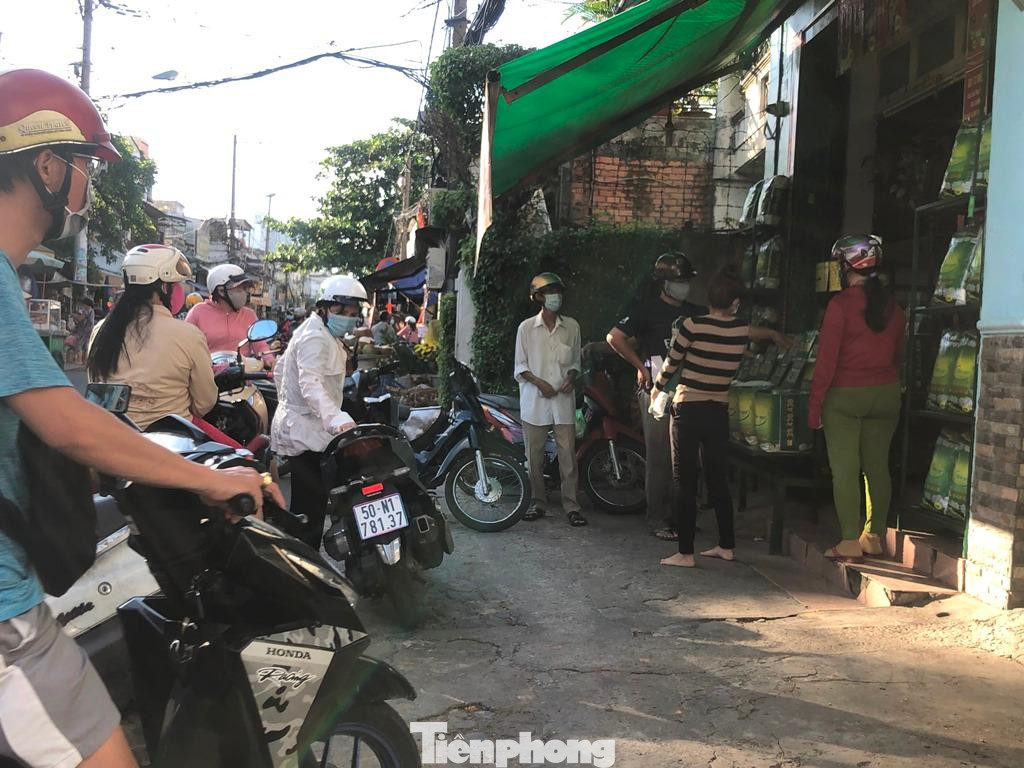 Chủ một hàng gạo cho biết: "Từ trưa đến giờ có rất đông khách mua. Họ mua từ 20-30kg về ăn chứ không mua tích trữ. Giá gạo vẫn như mọi ngày".