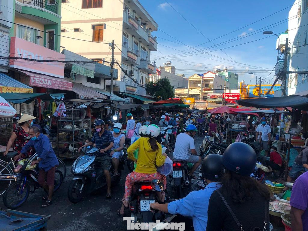 Người xe ngược xuôi dù nắng chiều đã sắp tắt...