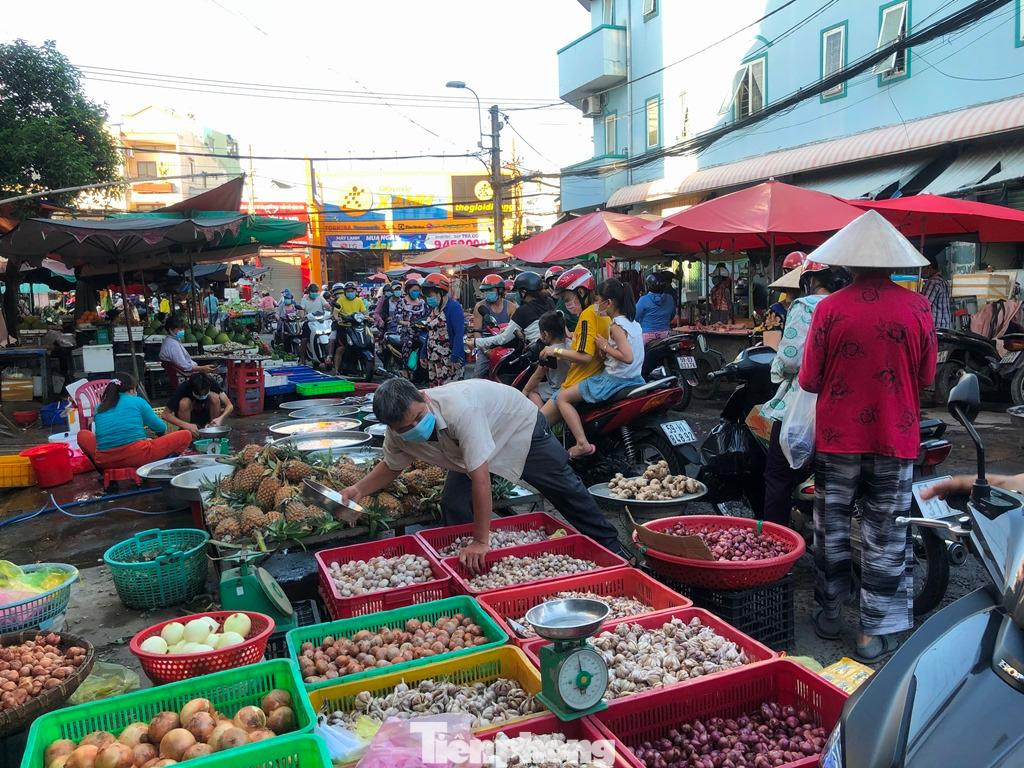 Chiều ngày 30/5, các chợ tại TPHCM đều đông người mua sắm thực phẩm. Các loại rau củ quả, thịt cá... nhanh chóng hết hàng.