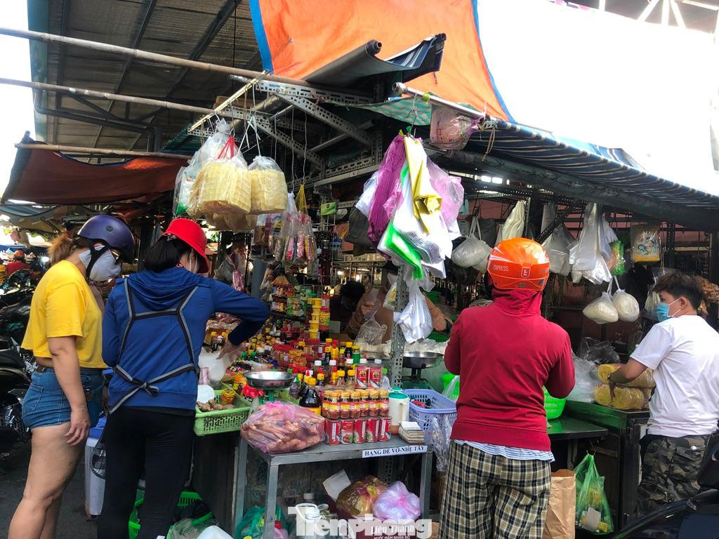 Mắm muối, dầu ăn... liên tục có khách đến mua