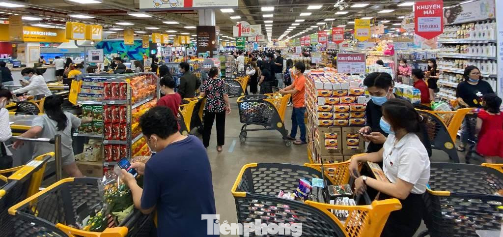 Tại khâu tính tiền, khách phải chờ đợi khá lâu. "Gần một giờ đồng hồ mới đến lượt thanh toán, tuy nhiên mọi người đều giữ khoảng cách, mang khẩu trang nên cũng an tâm khi mua sắm" - chị Bình (ngụ TP Thủ Đức) chia sẻ.