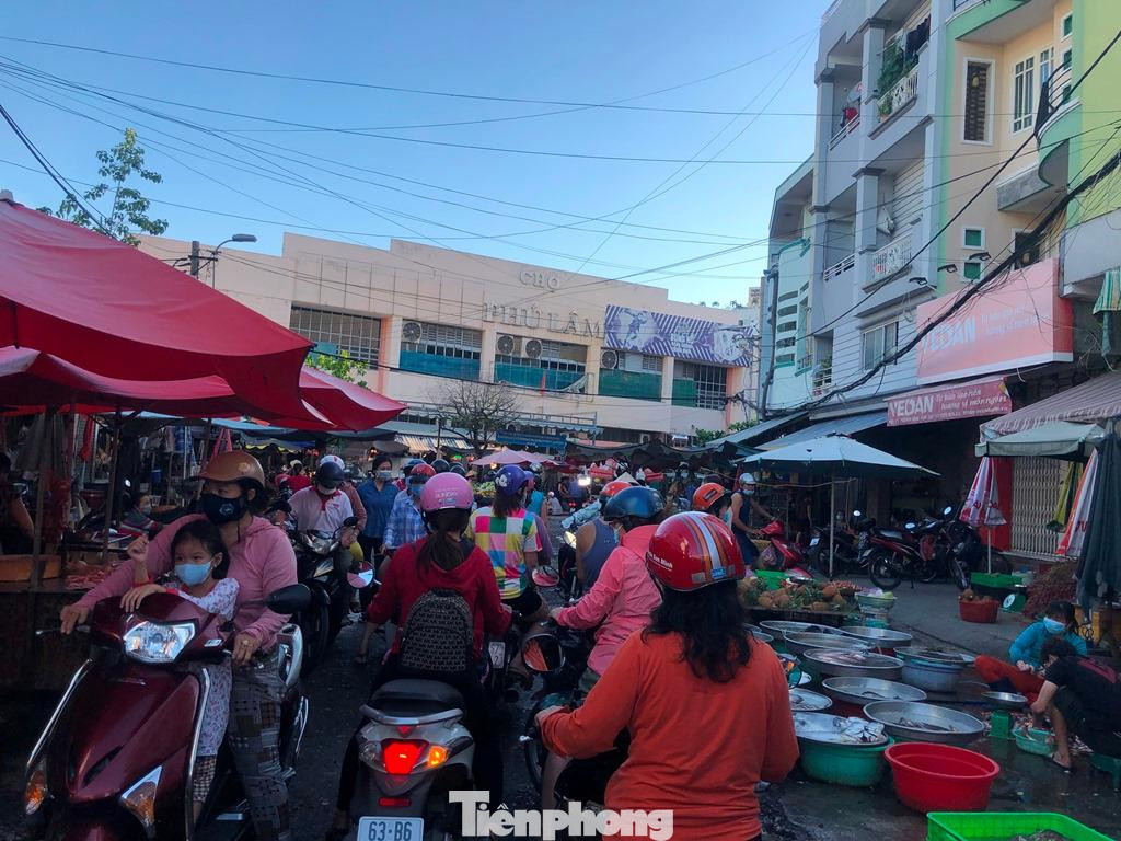 Tại chợ Phú Lâm (Q.6), người đến chợ vào buổi chiều đông đúc, khác hẳn với nhiều buổi chợ chiều trước đây. "Ngày mai chúng tôi vẫn đi làm ở công ty nên tranh thủ mua thêm đồ ăn cho gia đình" - chị Lê (ngụ đường Lê Quang Sung, Q.6) cho biết.
