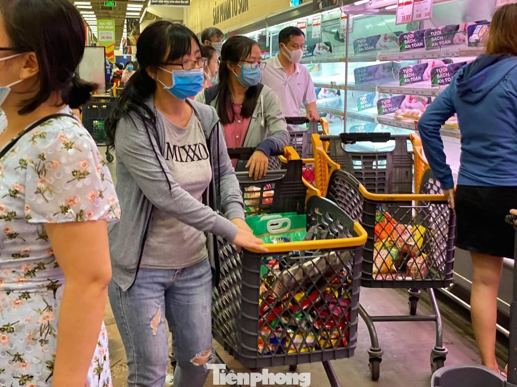 Các giỏ xe hàng đầy với đủ sản phẩm từ thực phẩm chế biến, ăn liền đến tươi sống...