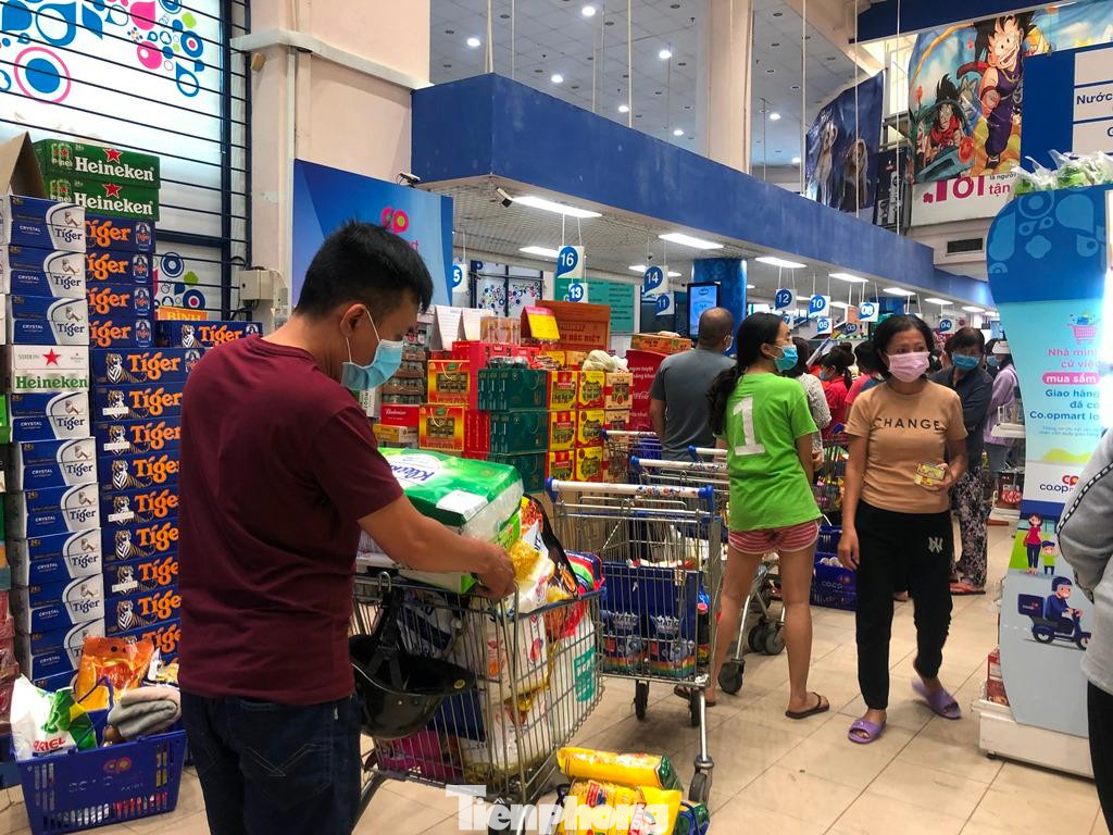 Tương tự, các siêu thị cũng đông đúc khách trong chiều tối ngày 30/5