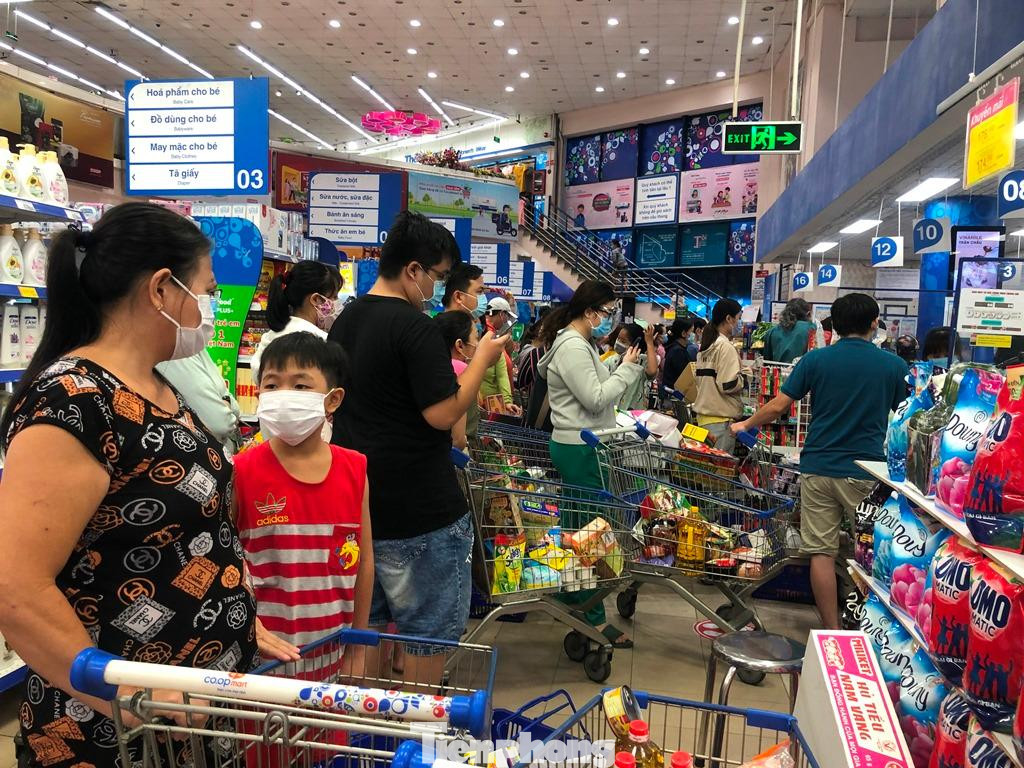 Người dân tranh thủ mua hàng trước giờ giãn cách xã hội ở TPHCM chiều ngày 30/5 Người dân tranh thủ mua hàng trước giờ giãn cách xã hội ở TPHCM chiều ngày 30/5