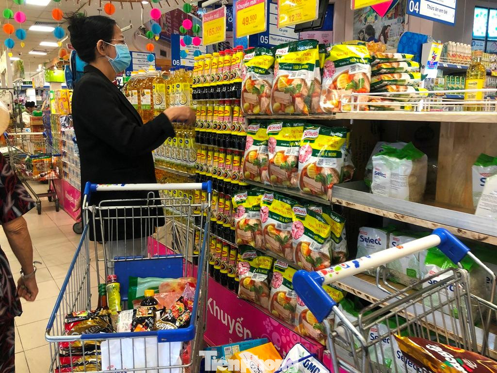 Nhiều mặt hàng nhanh chóng hết trên quầy kệ