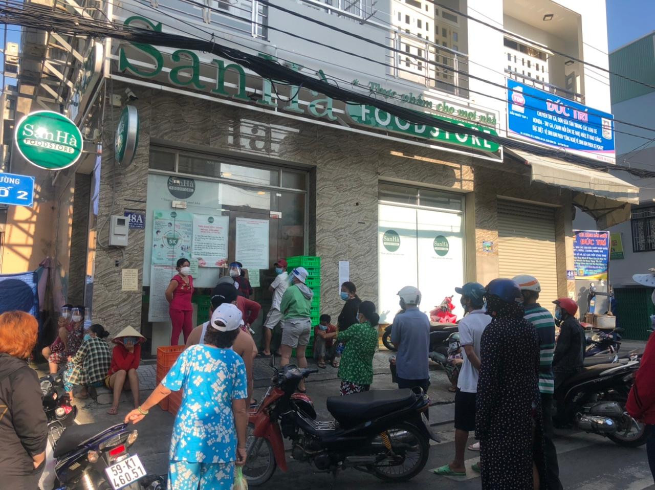 &quot;Tôi đến từ 6h30 đã thấy dòng người rất dài. Không biết tới lượt mình có còn gì để mua không&quot; - chị Lan (ngụ chung cư Lê Thành) lo lắng nói.