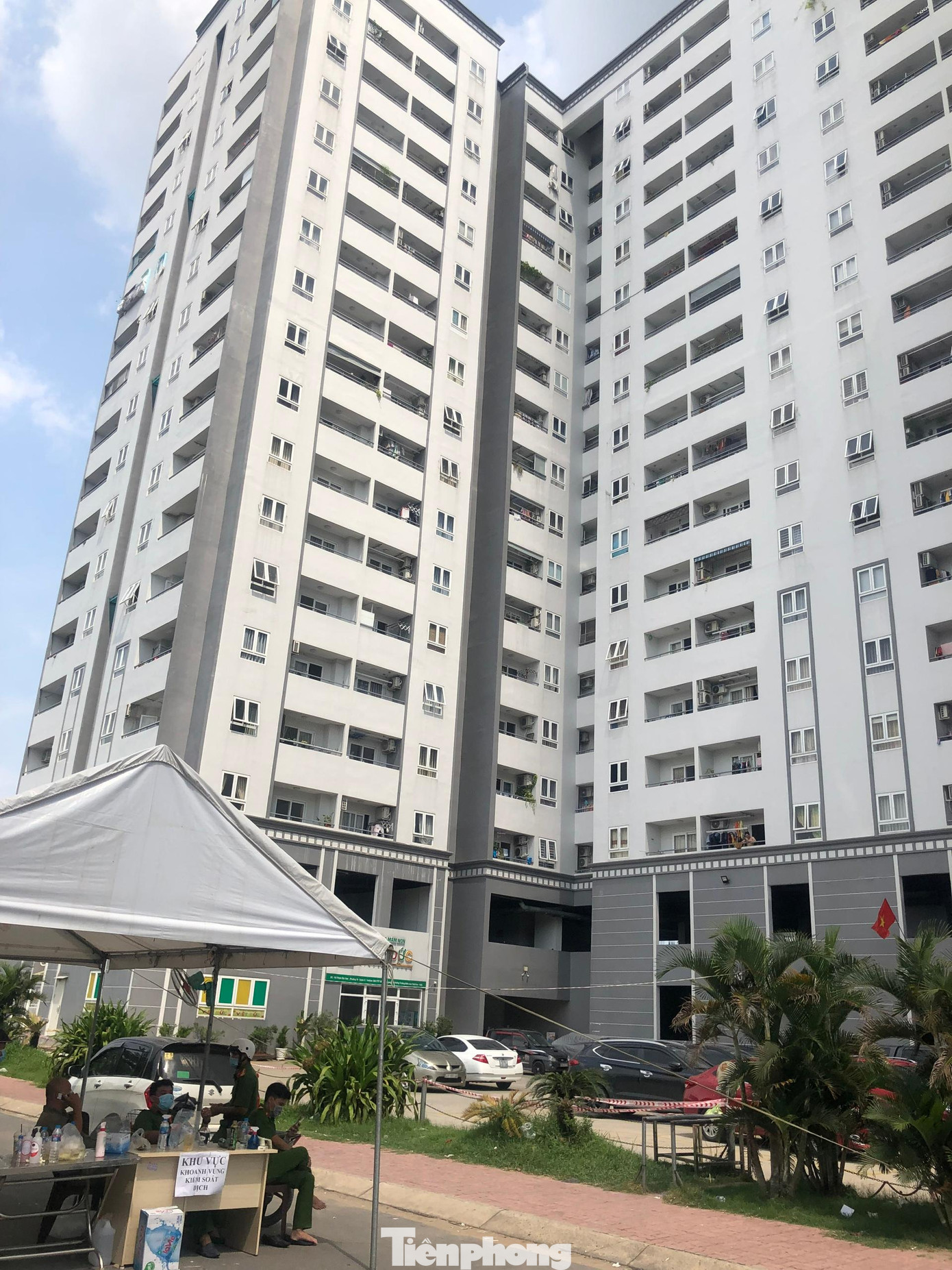 Cơ quan chức năng đội nắng, hướng dẫn người dân khi đến chung cư bị phong tỏa