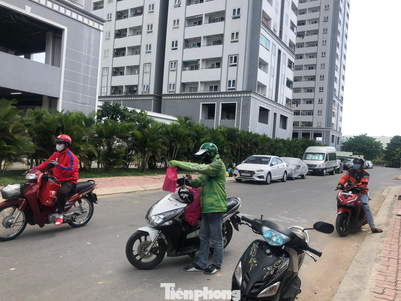 Con đường dẫn vào chung cư khá vắng vẻ, chỉ có lực lượng giao hàng