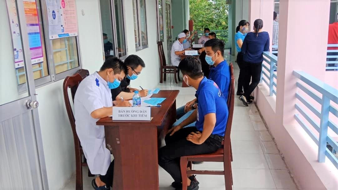 Tư vấn trước khi tiêm vắc-xin cho nhân viên siêu thị Co.op Mart Tư vấn trước khi tiêm vắc-xin cho nhân viên siêu thị Co.op Mart