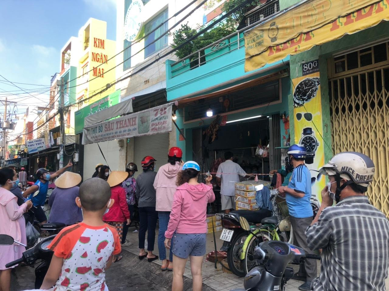 Các điểm bán thịt heo, rau củ cũng đông nghẹt người