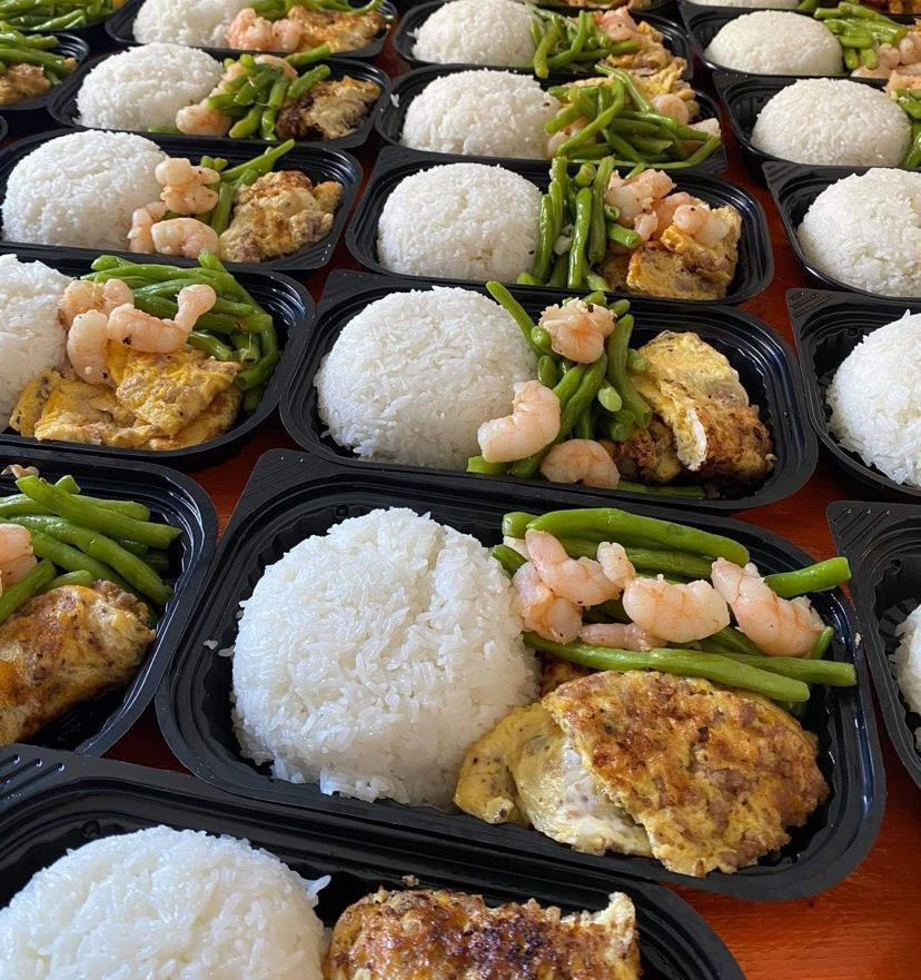 Mỗi ngày, cư dân chung cư New City nấu hơn 300 suất cơm gửi vào bệnh viện. Mỗi ngày, cư dân chung cư New City nấu hơn 300 suất cơm gửi vào bệnh viện.