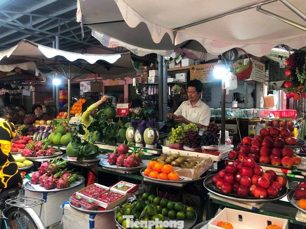 Các mặt hàng tươi sống như rau củ, trái cây, thịt cá... đến thực phẩm thiết yếu là dầu ăn, đường, các loại bột... đều được nhà cung cấp báo tăng giá