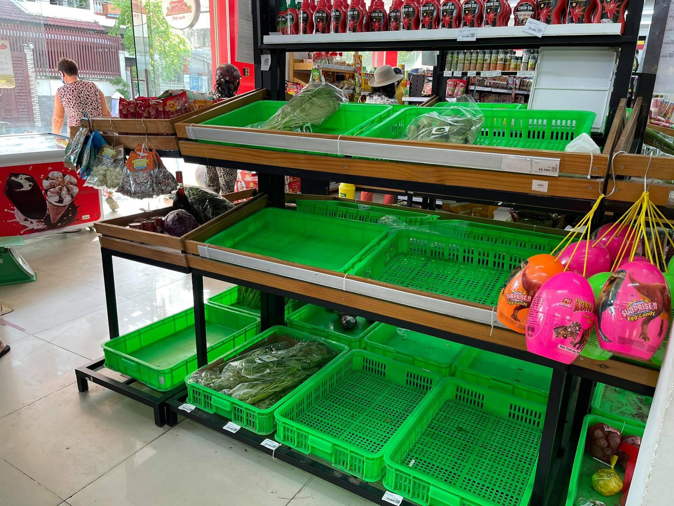 Mặt hàng rau xanh gần như vắng bóng trên các quầy kệ