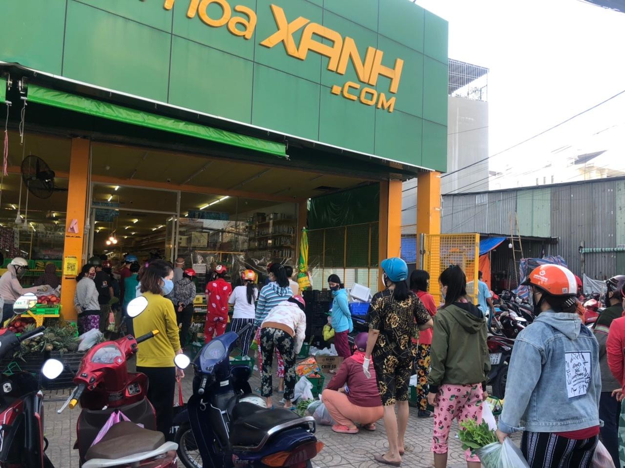 Cửa hàng Bách Hoá Xanh (p.16,Q.8) cũng đông nghẹt từ sáng sớm