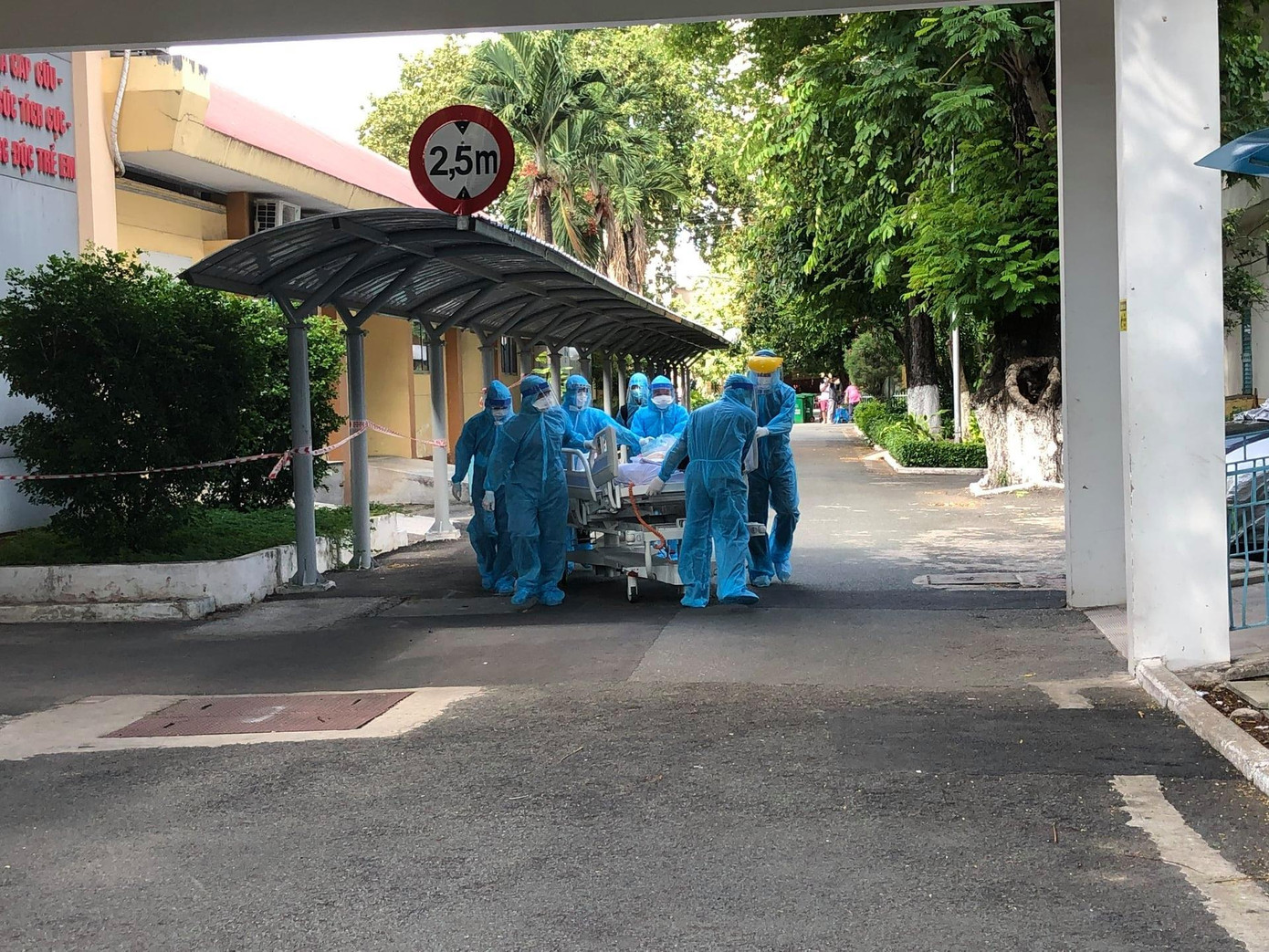 Các y bác sĩ BV Bệnh nhiệt đới hợp sức cứu chữa bệnh nhân Các y bác sĩ BV Bệnh nhiệt đới hợp sức cứu chữa bệnh nhân