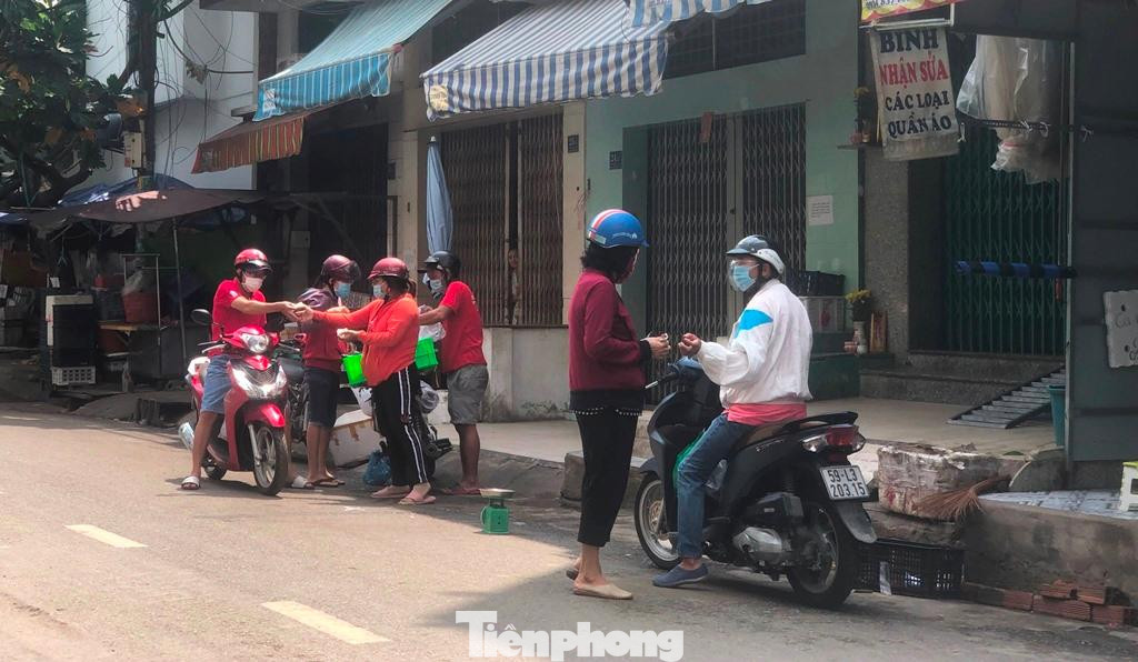 Không còn chợ, nhiều người mua bán "lén" trong thời gian giãn cách Không còn chợ, nhiều người mua bán "lén" trong thời gian giãn cách