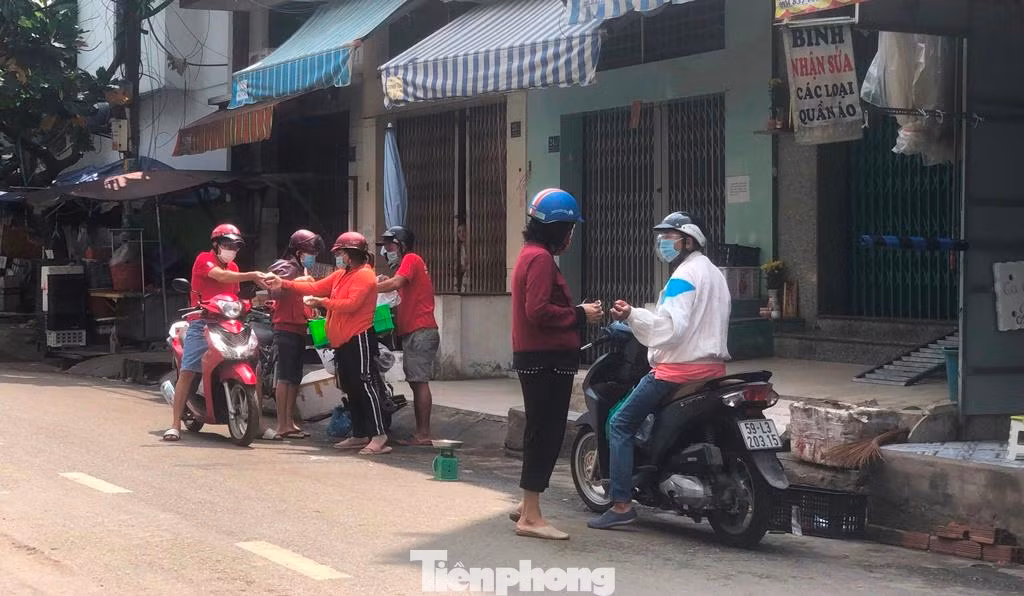 Không còn chợ, nhiều người mua bán "lén" trong thời gian giãn cách