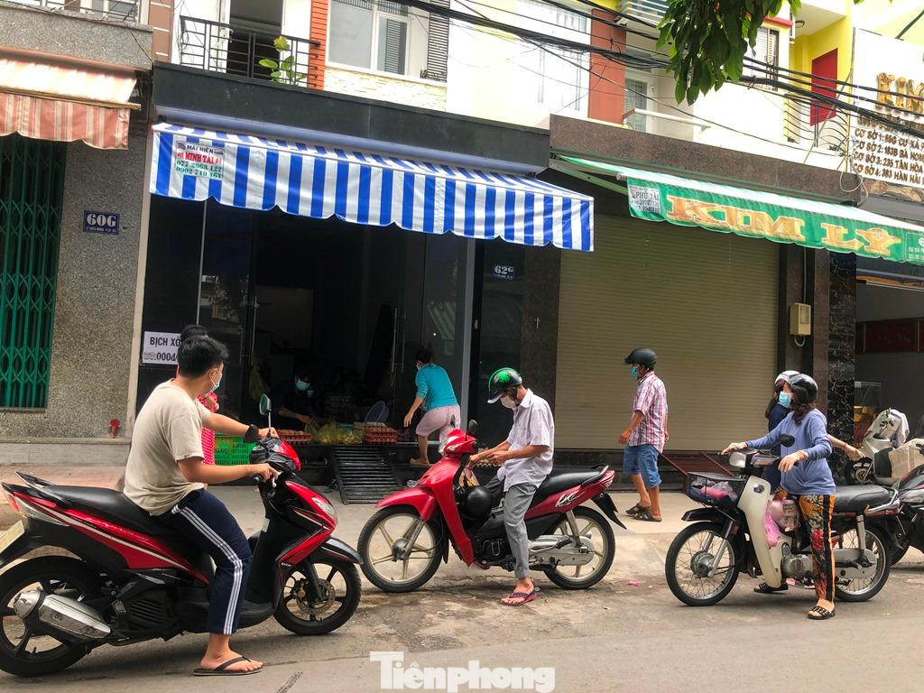 Một điểm bán trứng tự phát ngay trong nhà, người mua rất đông. Một điểm bán trứng tự phát ngay trong nhà, người mua rất đông.