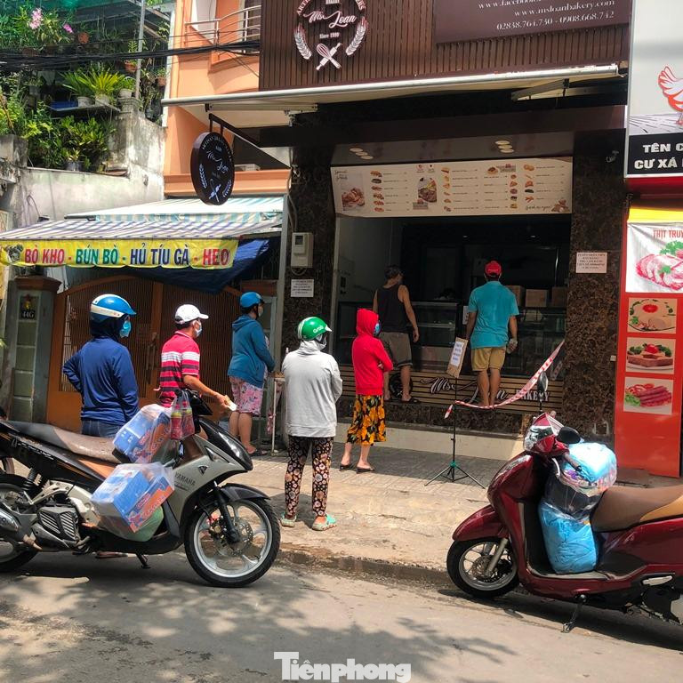 Một tiệm bán bánh mì chuyển hướng kinh doanh thịt, khách xếp hàng chờ mua. Một tiệm bán bánh mì chuyển hướng kinh doanh thịt, khách xếp hàng chờ mua.