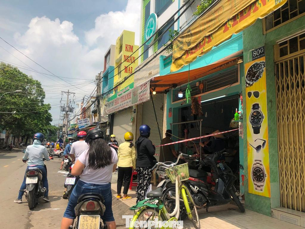 Một tiệm thịt khác bán trong nhà cũng tấp nập khách. Một tiệm thịt khác bán trong nhà cũng tấp nập khách.