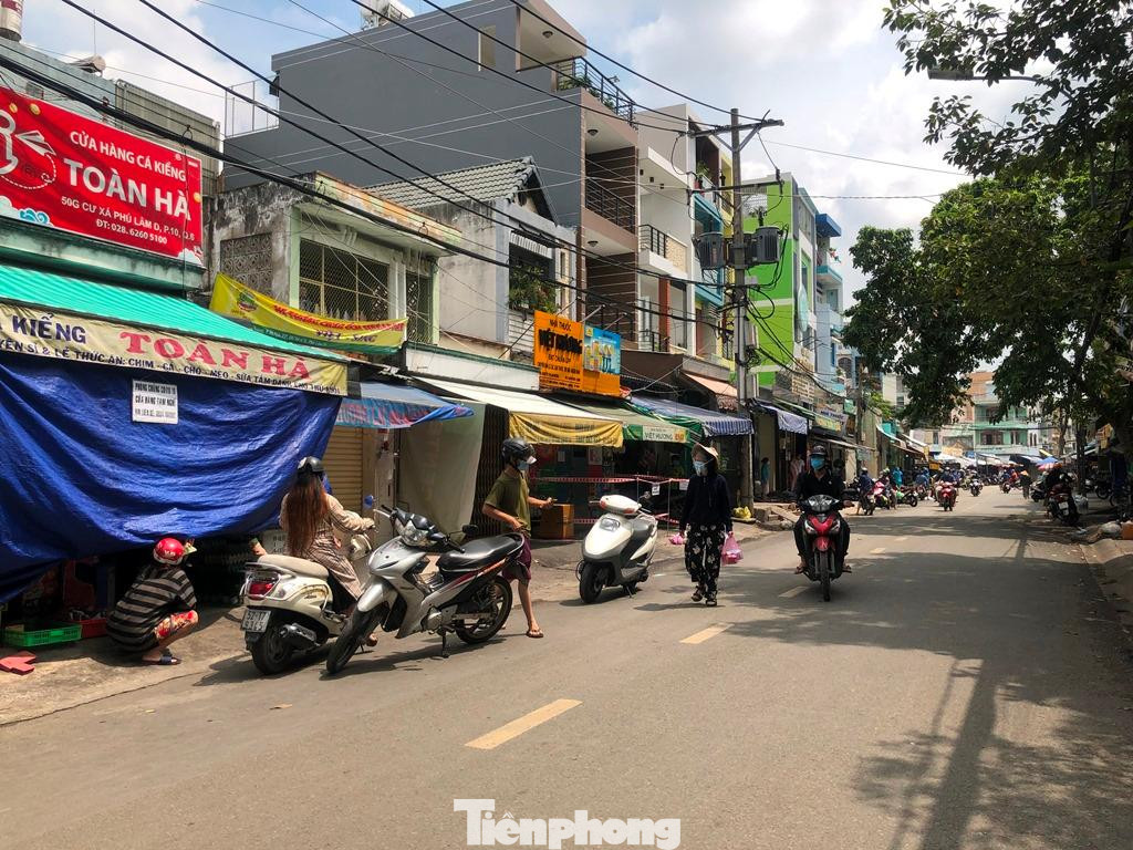 Khu cư xá Phú Lâm (Q.6, TPHCM) tự mở hàng bán tự phát nhộn nhịp cả một quãng đường... Khu cư xá Phú Lâm (Q.6, TPHCM) tự mở hàng bán tự phát nhộn nhịp cả một quãng đường...