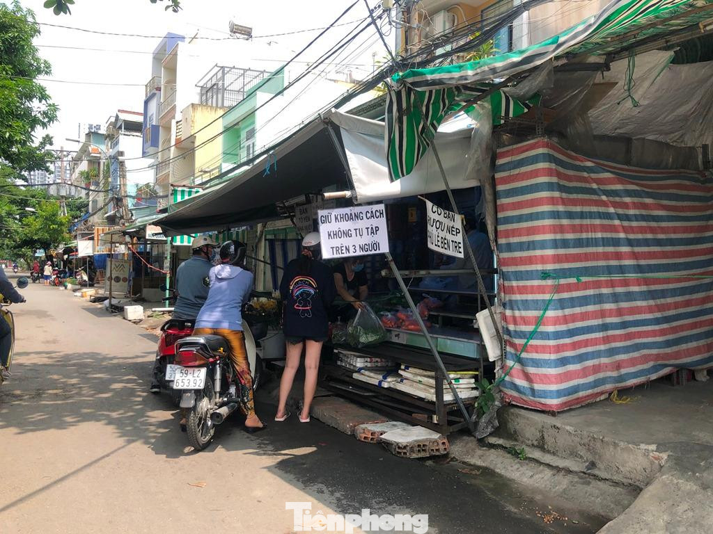 Điểm bán rau củ tự phát này dù thông báo giữ khoảng cách, không tụ tập trên 3 người, nhưng lại đang có tới 5 người đứng san sát nhau. Điểm bán rau củ tự phát này dù thông báo giữ khoảng cách, không tụ tập trên 3 người, nhưng lại đang có tới 5 người đứng san sát nhau.