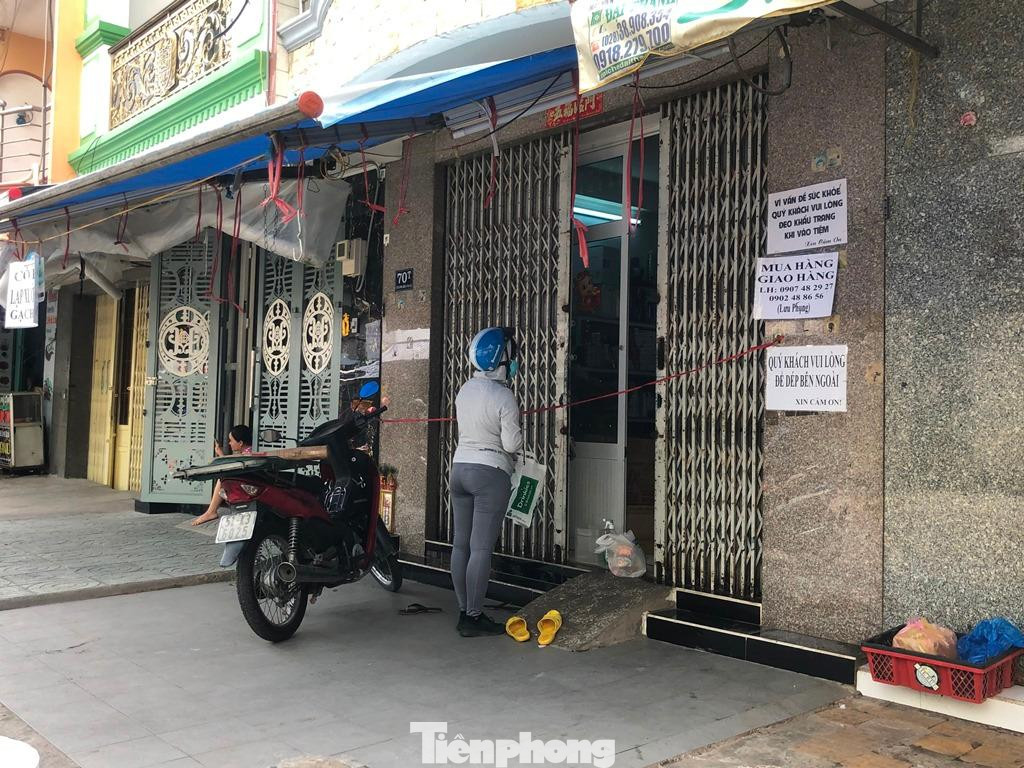 Một điểm bán hàng dù giăng dây, khép cửa im lim nhưng có khách gọi liền mở ra bán. Một điểm bán hàng dù giăng dây, khép cửa im lim nhưng có khách gọi liền mở ra bán.