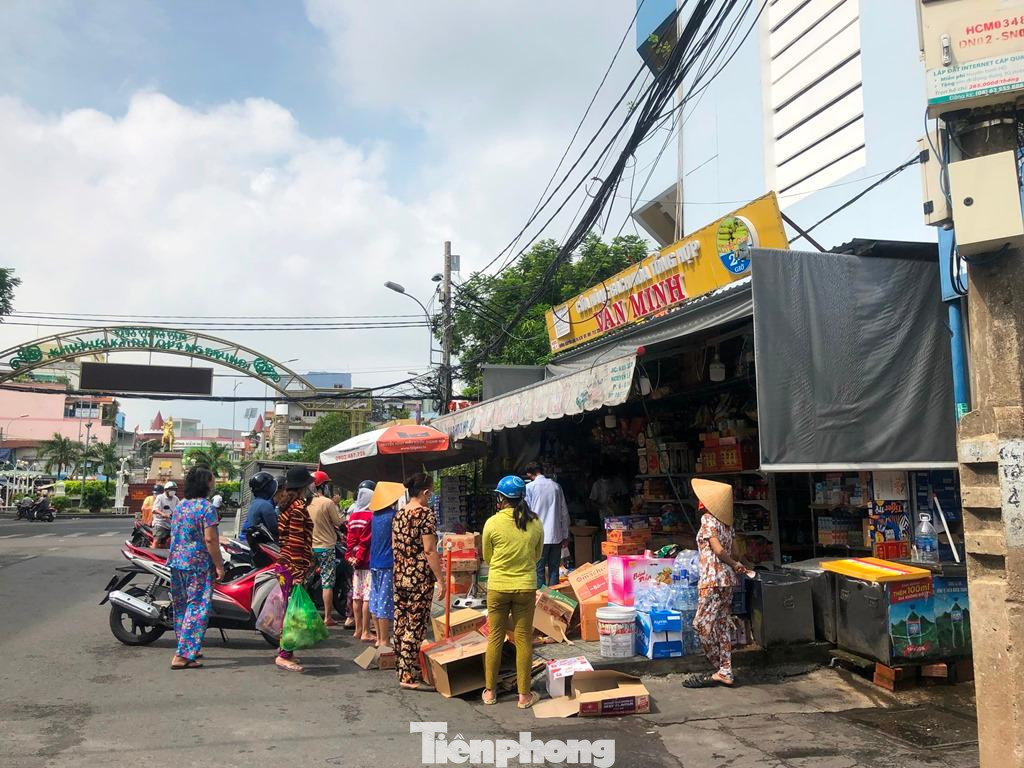 Trong khi đó, một điểm bán hàng tạm hóa cạnh chợ Nguyễn Tri Phương (Q.10, TPHCM) người mua bán tấp nập, không thực hiện giãn cách để phòng chống dịch COVID-19. Trong khi đó, một điểm bán hàng tạm hóa cạnh chợ Nguyễn Tri Phương (Q.10, TPHCM) người mua bán tấp nập, không thực hiện giãn cách để phòng chống dịch COVID-19.