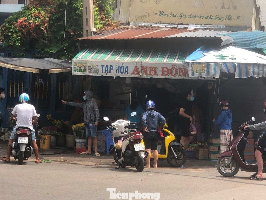 Dù là tiệm tạp hóa nhưng kinh doanh đủ các loại trái cây, rau củ, đồ khô... khách cần gì cũng có. Dù là tiệm tạp hóa nhưng kinh doanh đủ các loại trái cây, rau củ, đồ khô... khách cần gì cũng có.