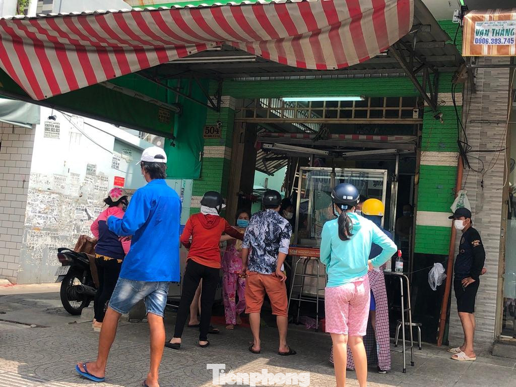 Mặc dù đã có quy định chỉ có siêu thị, cửa hàng tiện lợi và chợ truyền thống mới được bán hàng nhưng nhiều người vẫn vô tư bày hàng tại nhà để bán cho khách. Mặc dù đã có quy định chỉ có siêu thị, cửa hàng tiện lợi và chợ truyền thống mới được bán hàng nhưng nhiều người vẫn vô tư bày hàng tại nhà để bán cho khách.