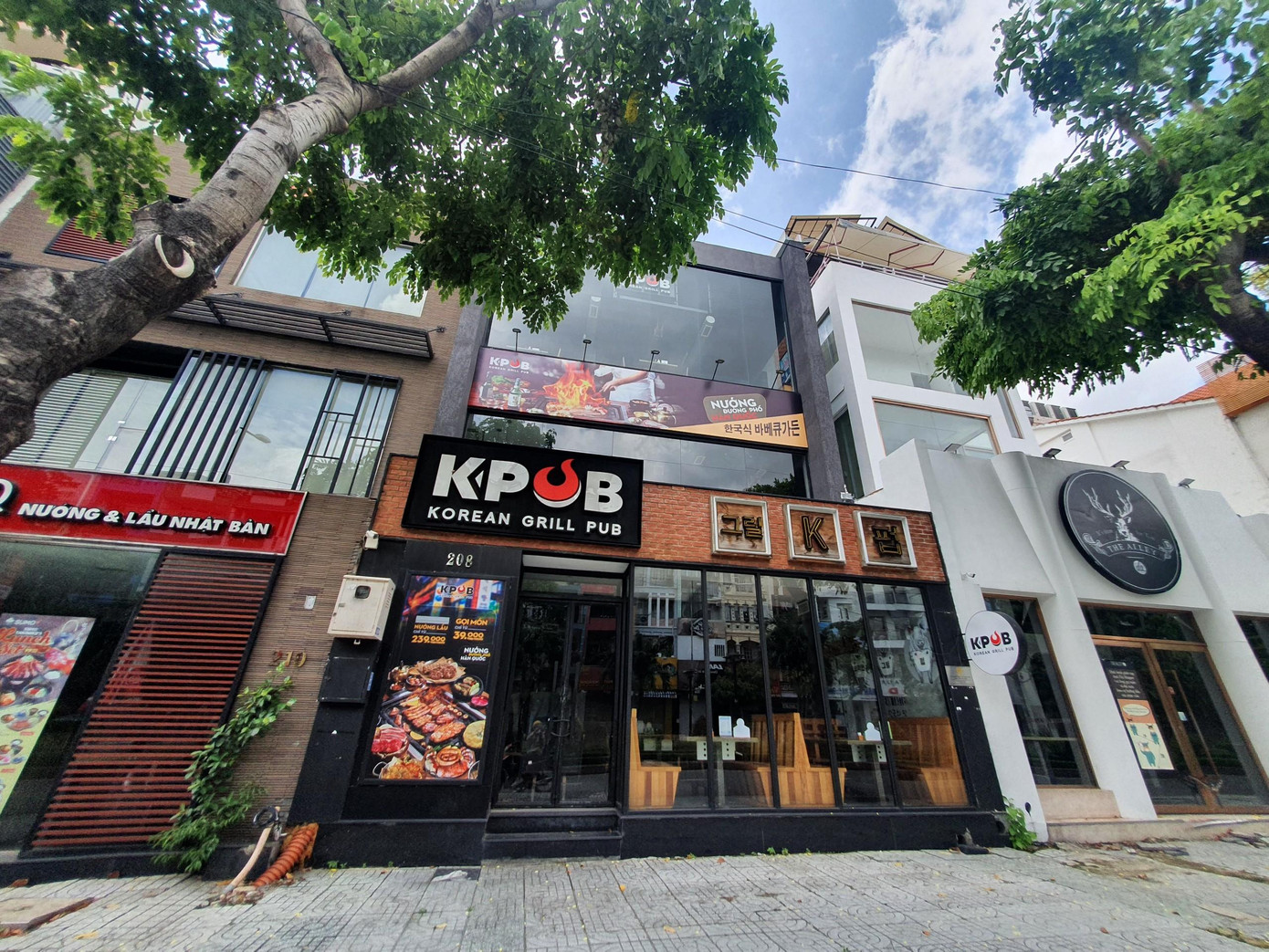 Từ quán to đến quán nhỏ đều chưa vội mở bán trở lại.