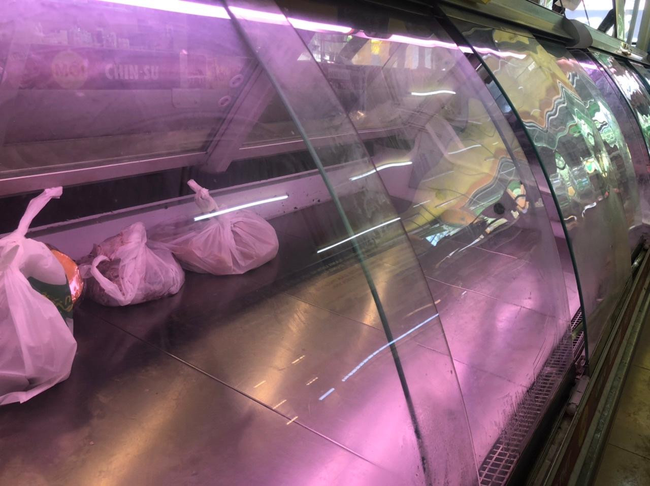 Quầy thịt tại một siêu thị ở quận 6 không còn món gì